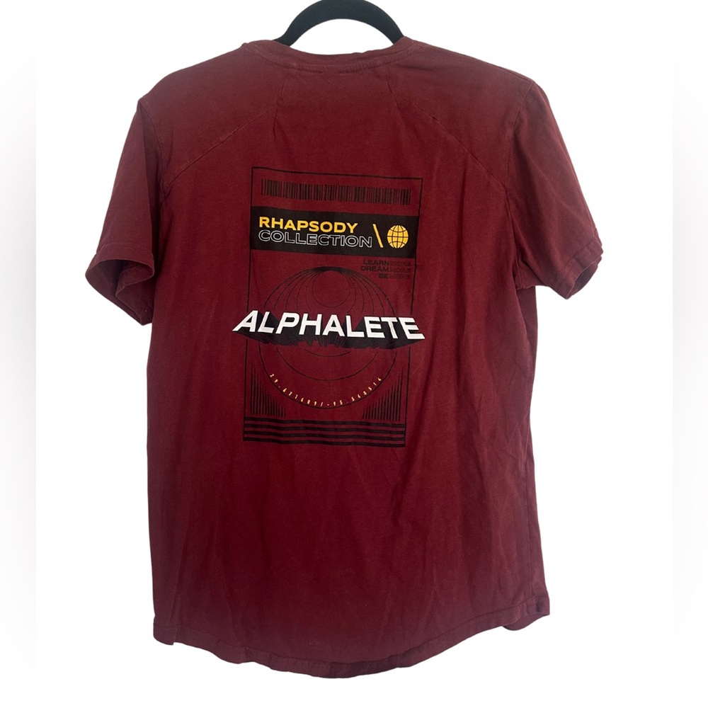 Alphalete Rhapsody Collection Graphic Tee – Men’s‎ Medium – Maroon
